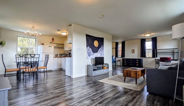 Peaceful and Modern Apartment on a 14 Acre Farm