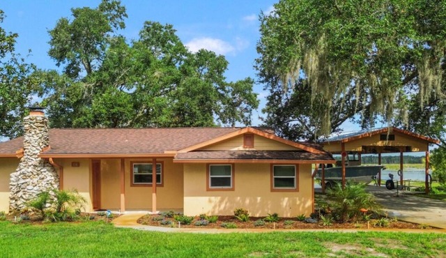 Peaceful and Private Lake Weir Home