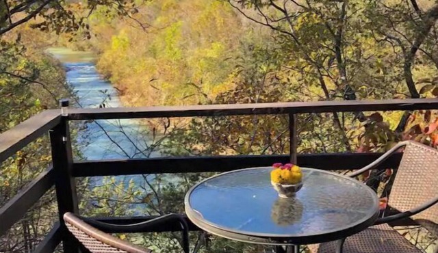 Peaceful and private cabin overlooking the Little Buffalo River.