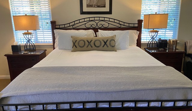 Peaceful and Private Hot Tub, 2.1 miles to Sonoma Plaza, Romantic Getaway for 2