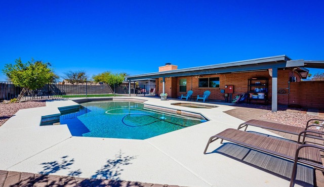 Peaceful And Quiet Getaway ~ Pool and Hot Tub ~ Wonderfully Comfortable!