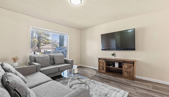 Peaceful and Quiet 4 Br house with Garage