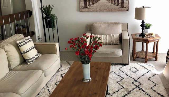 Peaceful and quite townhouse with amazing views. Great location in Richmond