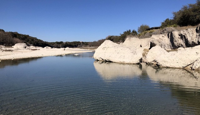 Peaceful and relaxing! 8+ acres 300+' waterfront on beautiful Medina Lake/River