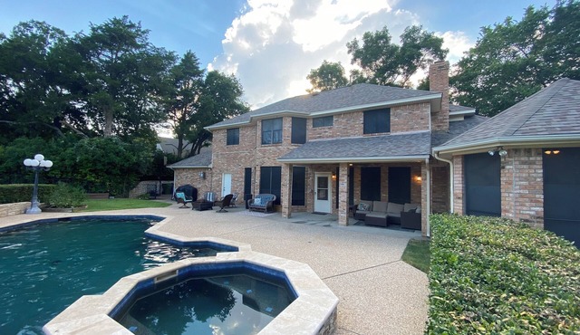 Peaceful and Relaxing 6BR Home on Golf Course with Pool, Hot Tub and Sauna.