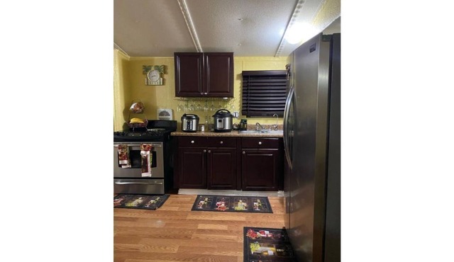 Peaceful and Relaxing house 4/3. Pets are welcome with no charge.