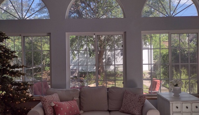 Peaceful and Romantic Retreat or Family Gatherings. Walk to Shops & Breweries.