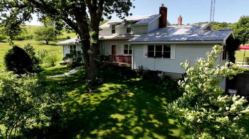 Peaceful and Serene Farmstead Retreat with Horseback Riding in Stockton, Illinois, Perfect for a Family Getaway