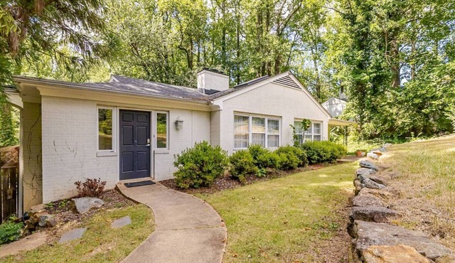 Peaceful and Spacious Woodland Haven Near UVA