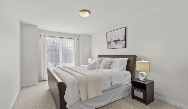 Peaceful and Spacious townhome with King Bed - 15 min from downtown Ottawa