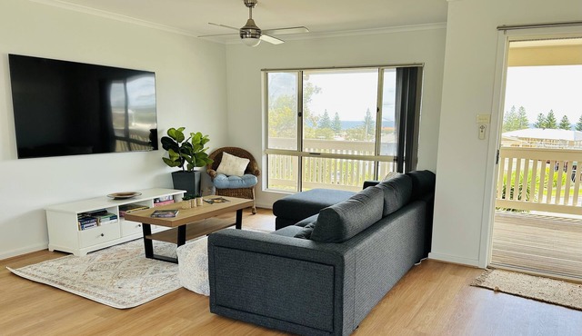 Peaceful and spacious, ocean views, mins from beach. Family and pet friendly!