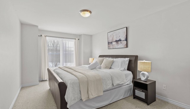 Peaceful and Spacious townhome with King Bed - 15 min from downtown Ottawa