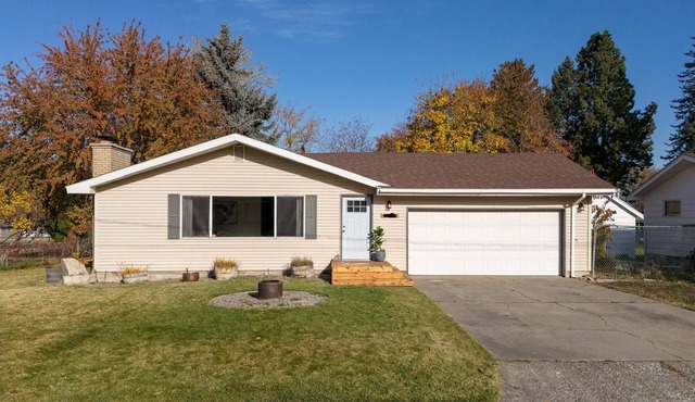 Peaceful and Welcoming 3 bedroom/1.5 bath home conveniently located!