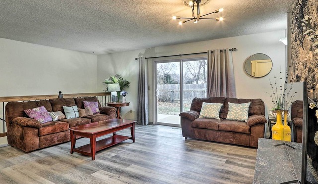 Peaceful Andover Townhome ~ 14 Miles to Wichita!
