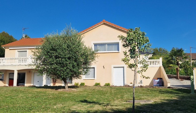 Peaceful apartment on a green estate 4KM from the center of vichy