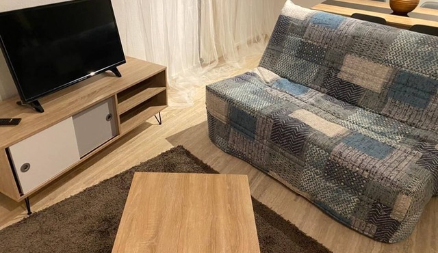 Peaceful apartment with swimming pool close to shops 15 minutes from beaches by car