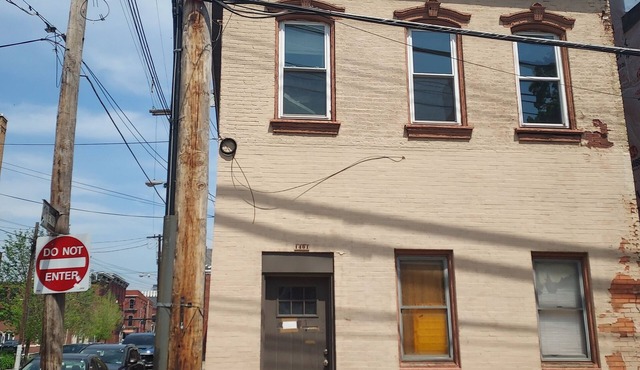 Peaceful apartment with AC in Pittsburgh in the historic Southside .