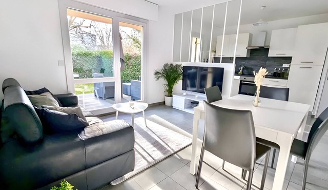 Peaceful apt. w.garden close to Geneva/Swiss border. Ideal for UN/CERN families.