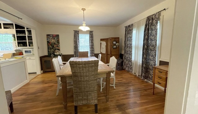 Peaceful Artist's Country Cottage in Whitsett