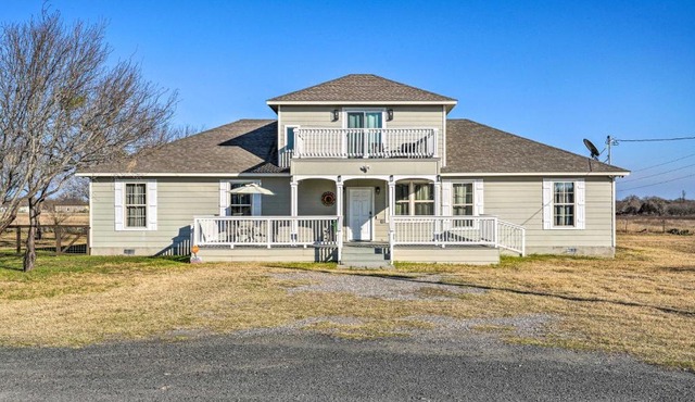 Peaceful Atascosa Home with Balcony and Deck!