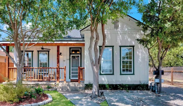 Peaceful Austin Cottage l Private Yard l Centrally Located