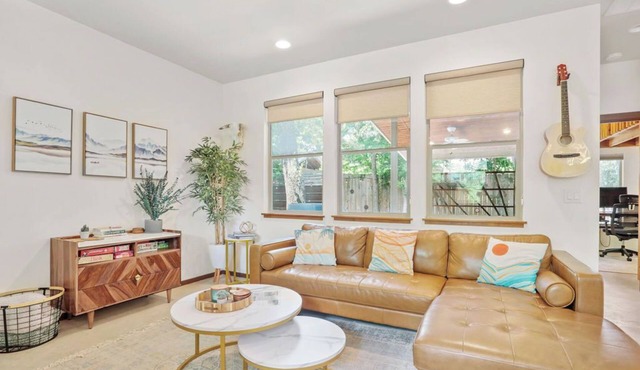 Peaceful Austin Oasis w/King Bed I Private yard and BBQ l Centrally Located