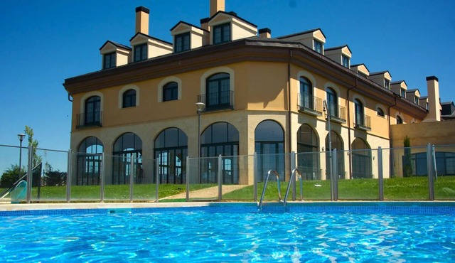 Peaceful Ávila Stay – Sophisticated Country Charm with On-Site Dining