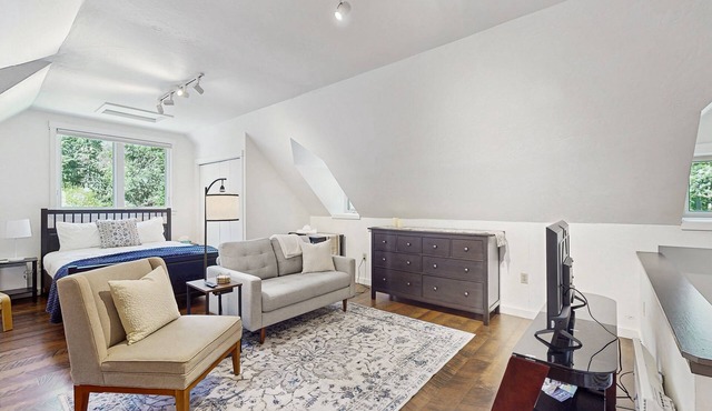 Peaceful Bainbridge Island Studio on Horse Farm with Trail Access