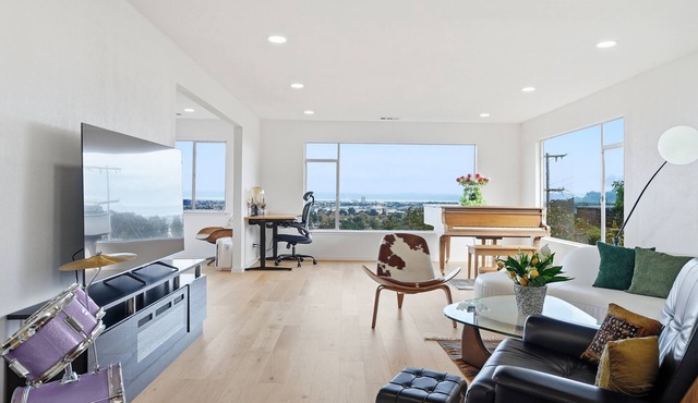 Peaceful Bay Views 4BR Hilltop Home in San Mateo Sleeps 8