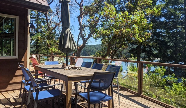 Peaceful Bayside Home the Woods - Sleeps 6 people, 8 max.