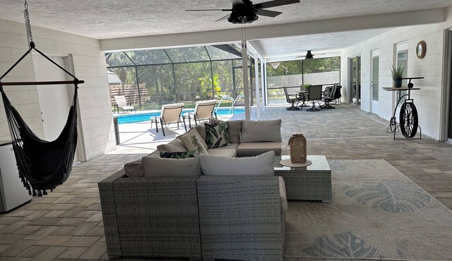 Peaceful Beach House with Spacious Lanai and Pool- Siesta Key Beach close by!