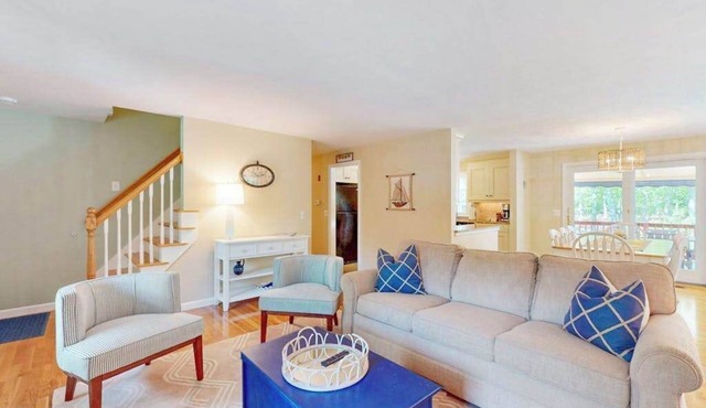 Peaceful beach retreat: private yard, close to beaches, Chatham & rail trail