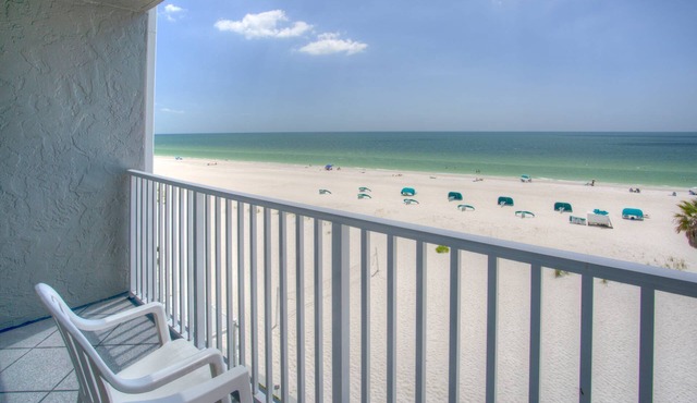 Peaceful Beachfront Vacation, Pool, Hot Tub, Tiki Bar & Tickets Included for Top Area Attractions!