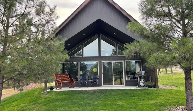 Peaceful, beautiful, cozy new cottage set on forested property. Gorgeous views!