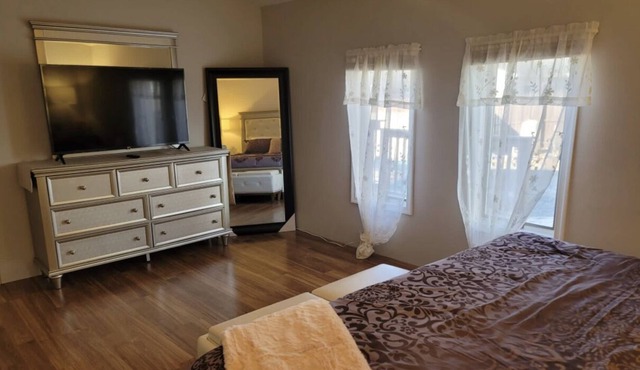 Peaceful beautiful home 8 mins from the shore, 4 mins from hiking trails.