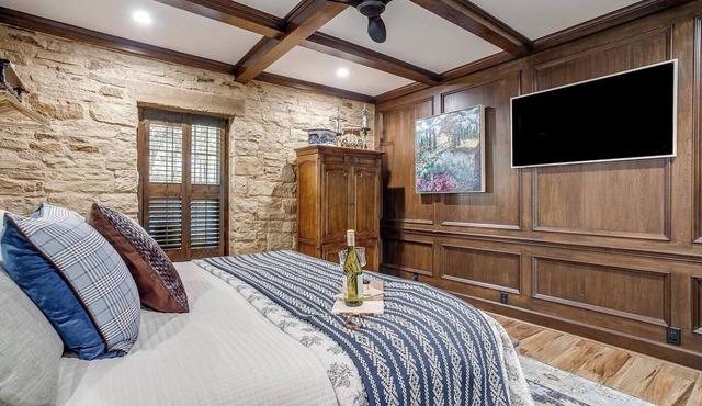 Peaceful bed & breakfast steps from the downtown square, minutes from the LAKE!
