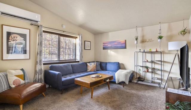 Peaceful Bend Escape w/Luxe Touches, Fenced Yard & Close to Mt. Bachelor & Old Mill, Food and Brews