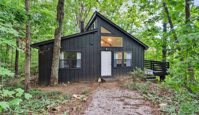 Peaceful Bluff Bungalow in The Woods