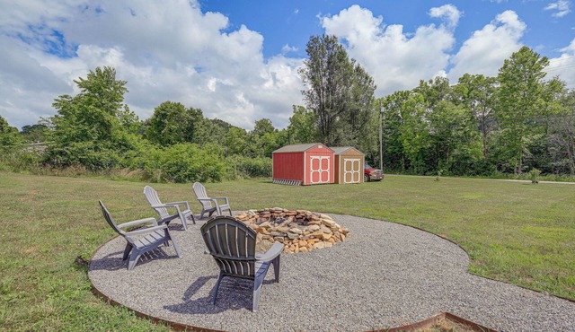 Peaceful Bluff City Retreat w/Fire Pit & Grill