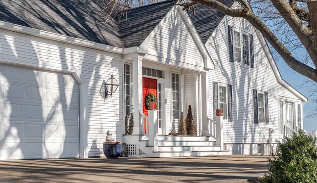 Peaceful Blufftop Home Over the Missouri