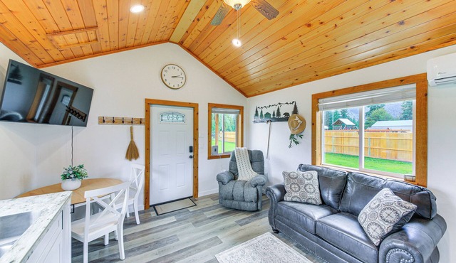 Peaceful Bonners Ferry Cabin w/Deck & Mtn Views!