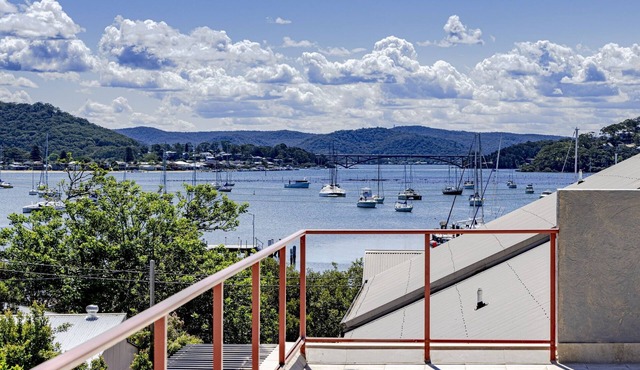 Peaceful bright & airy waterside apartment with stunning rooftop views