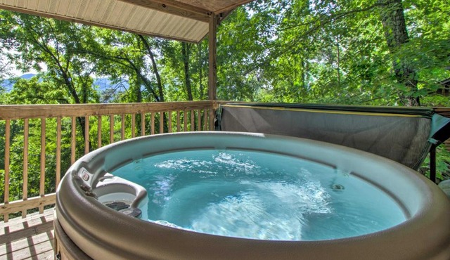 Peaceful Bryson City Cabin - Fire Pit and Hot Tub!