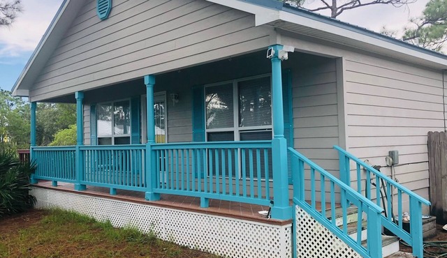 Peaceful bungalow and birdwatcher's paradise 1/2 mile to the Gulf beach.