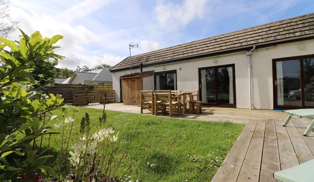 Peaceful bungalow near to Constantine Bay, dog friendly with enclosed garden