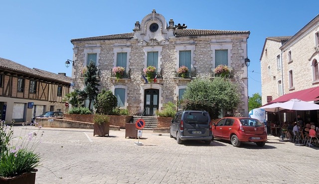 Peaceful Bungalow on spacious campground, 5 mins to a lively historical Village