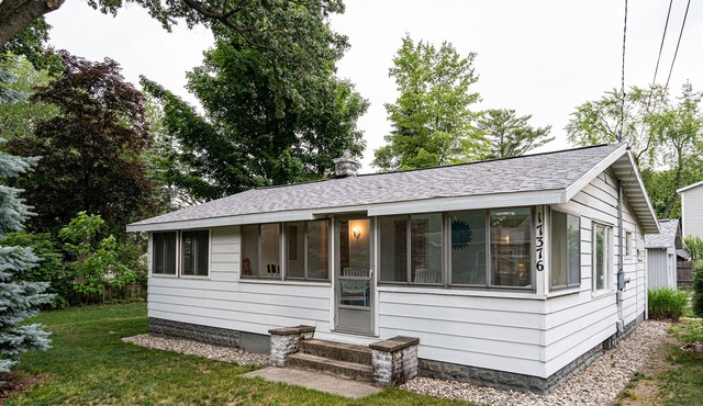 Peaceful Bungalow w/ Spring Lake Beach Access at the end of the road!!