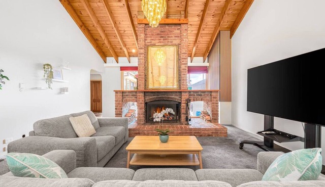 Peaceful Bushland Retreat with Treetop Hills Views