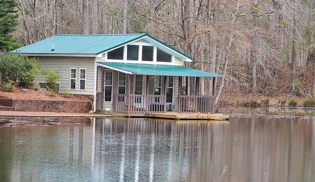 Peaceful Cabin on private pond, close to Callaway.