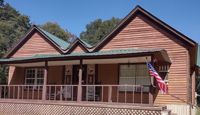 Peaceful cabin in the trees- boats welcome!